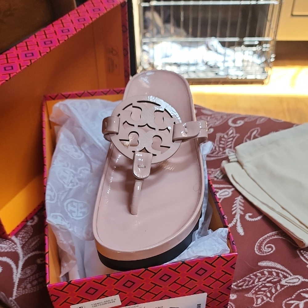 Tory Burch Miller Cloud Lug Patent Pink Sandals Comfortable Chic Design 9.5